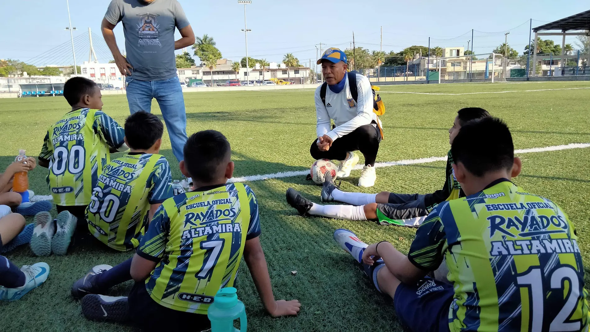 Jesús Heredia, visor de Tigres, inspira a jóvenes deportistas en la Copa de El Sol de Tampico